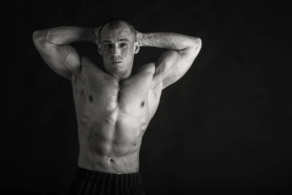 Bodybuilder novice posant sur noir — Photo