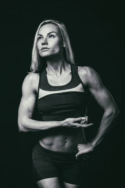 Fitness kvinna på svart — Stockfoto