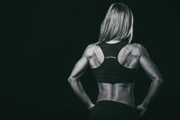 Fitness kvinna på svart — Stockfoto