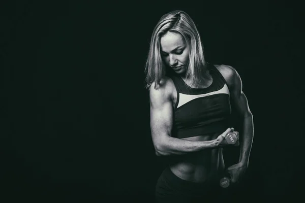 Fitness kvinna på svart — Stockfoto