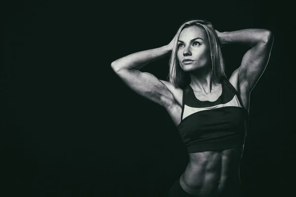 Fitness kvinna på svart — Stockfoto