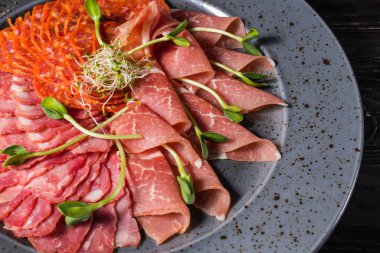 Et kesim ile jambon ve salam