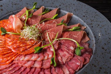 Et kesim ile jambon ve salam