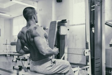 Pazı bir halter egzersiz olan bir adam