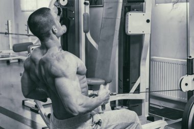 Pazı bir halter egzersiz olan bir adam