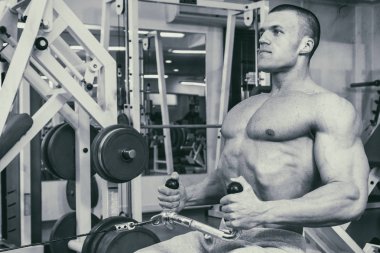 Pazı bir halter egzersiz olan bir adam