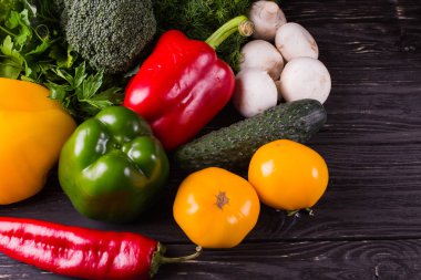 Ahşap arka plan üzerinde farklı organik sebze. Sağlıklı yemek