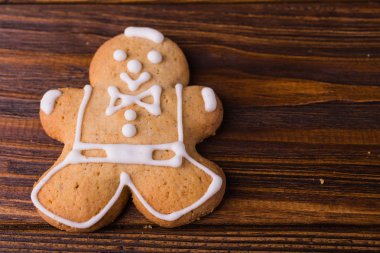 Zencefilli kurabiye adam ahşap arka plan üzerinde pişirme