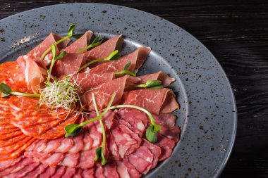 Et kesim ile jambon ve salam