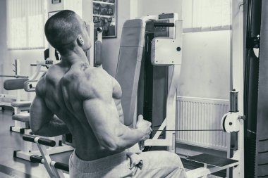 Pazı bir halter egzersiz olan bir adam