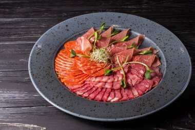 Et kesim ile jambon ve salam