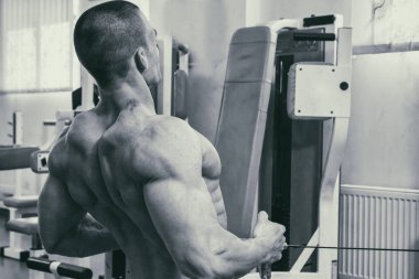 Pazı bir halter egzersiz olan bir adam