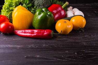 Ahşap arka plan üzerinde farklı organik sebze. Sağlıklı yemek