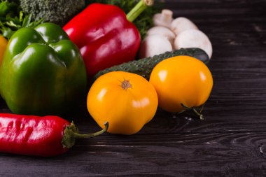 Ahşap arka plan üzerinde farklı organik sebze. Sağlıklı yemek