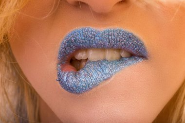 Güzel mavi makyaj dudak