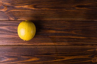 ahşap bir arka planda limon