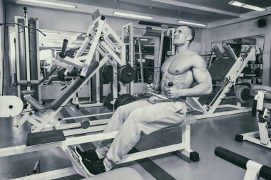 Pazı bir halter egzersiz olan bir adam