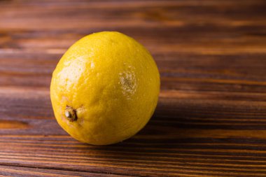 ahşap bir arka planda limon