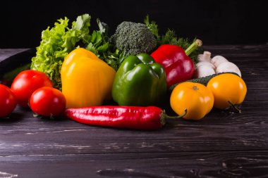 Ahşap arka plan üzerinde farklı organik sebze. Sağlıklı yemek