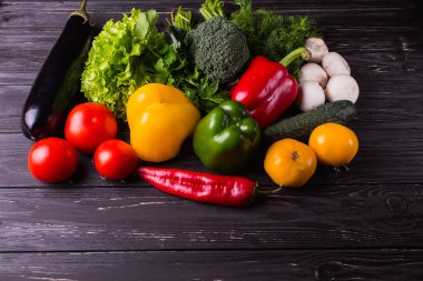 Ahşap arka plan üzerinde farklı organik sebze. Sağlıklı yemek