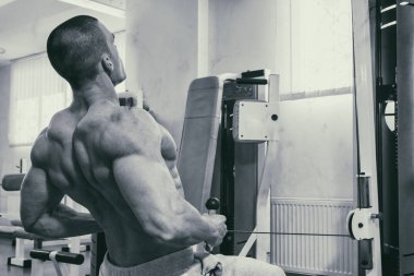 Pazı bir halter egzersiz olan bir adam