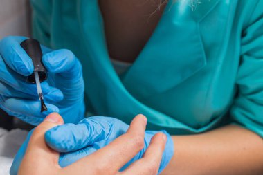 Uzman kızın Spa Manikür yaptığı.