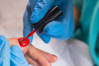 Uzman kızın Spa Manikür yaptığı.