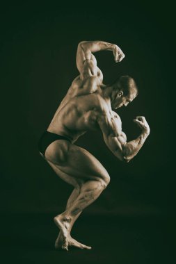 Güçlü bir adam silüeti