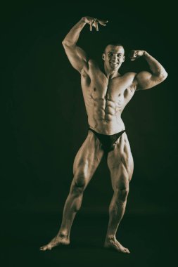 Güçlü bir adam silüeti