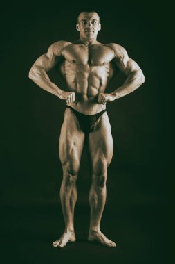 Güçlü bir adam silüeti