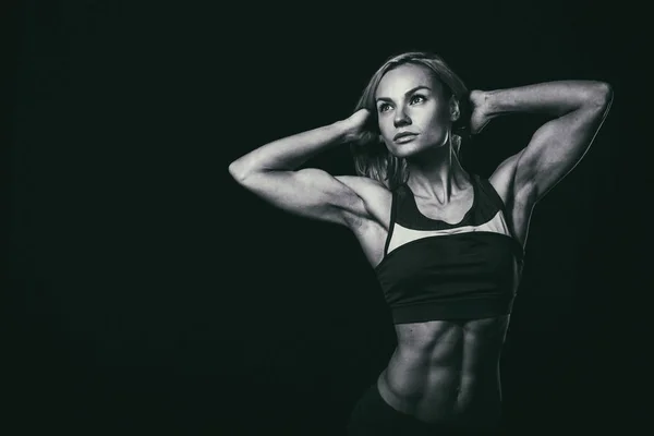 Fitness-Frau auf schwarz — Stockfoto