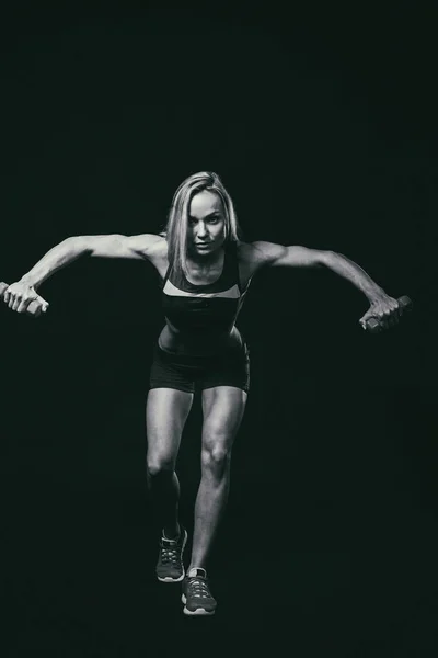 Fitness kvinna på svart — Stockfoto