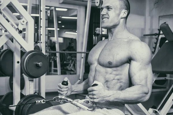 Un homme avec un exercice d'haltère sur biceps — Photo