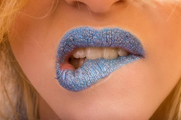 Schöne blaue Make-up-Lippen — Stockfoto