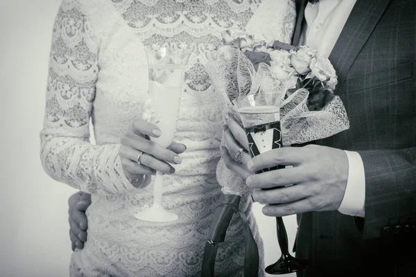 Esküvői. A lány a fehér ruhát, és egy srác egy öltöny — Stock Fotó