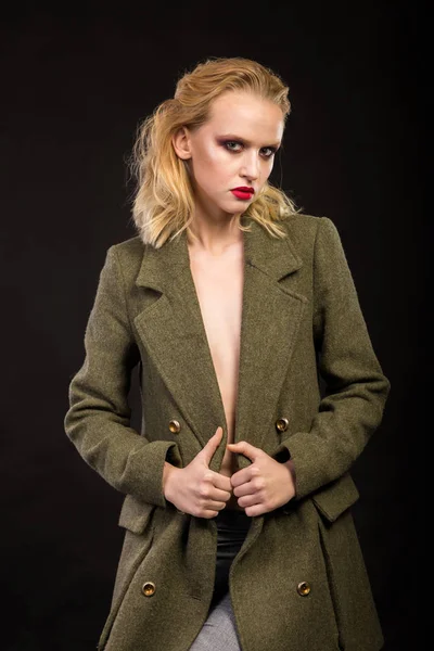 Стильная блондинка в пальто. мода фото — стоковое фото