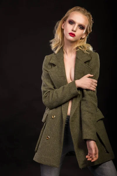 Κομψό ξανθιά στο παλτό. φωτογραφία μόδας — Φωτογραφία Αρχείου