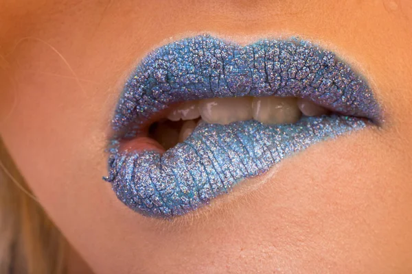 Hermosos labios azules maquillaje —  Fotos de Stock