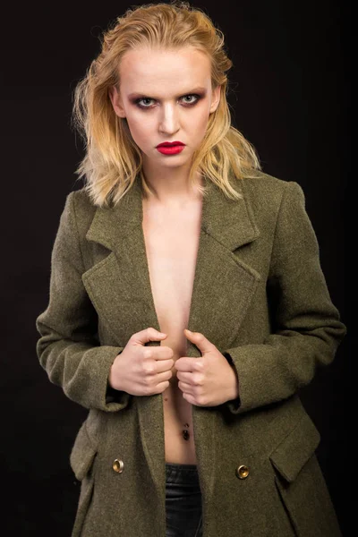 코트에 세련 된 금발입니다. 패션 사진 — 스톡 사진