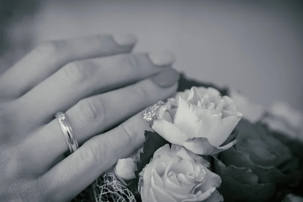 Casamento. A menina em um vestido branco e um cara em um terno — Fotografia de Stock