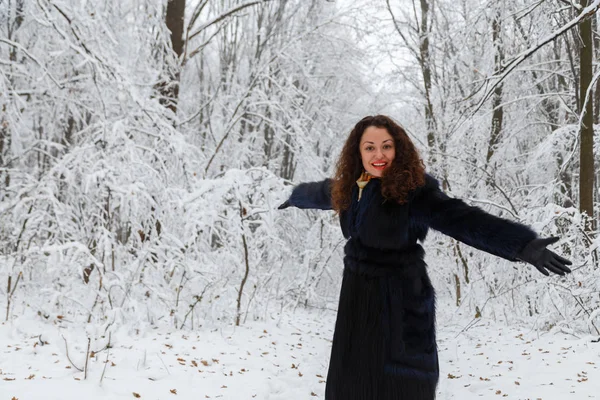 Winter frost. Beautiful woman in a fur coat — Stock Photo, Image