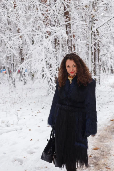 Pakkanen talvella. Kaunis nainen turkissa — kuvapankkivalokuva