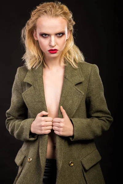 Stilvolle Blondine im Mantel. Modefoto — Stockfoto