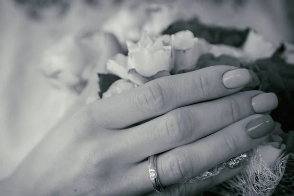 Mariage. La fille en robe blanche et un mec en costume — Photo