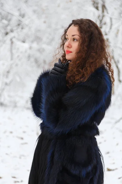 Froid d'hiver. Belle femme en manteau de fourrure — Photo