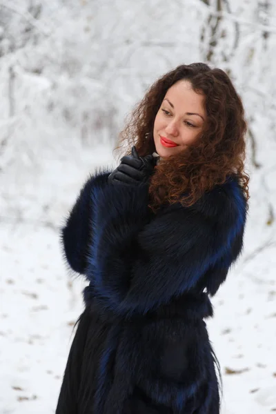 Winter frost. Beautiful woman in a fur coat — Stock Photo, Image