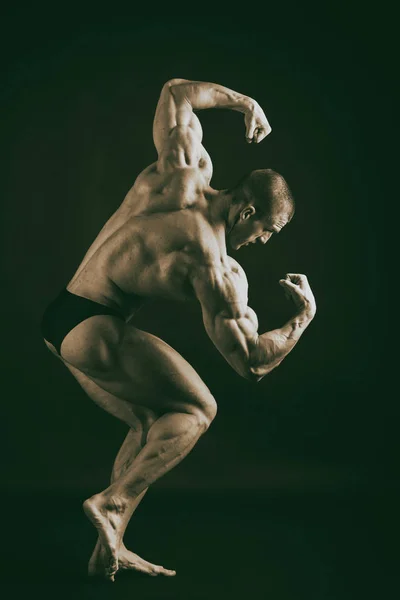 Silueta de un hombre fuerte — Foto de Stock