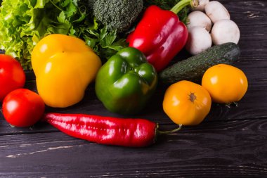 Sebze siyah ahşap zemin