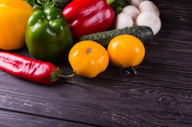 Sebze siyah ahşap zemin