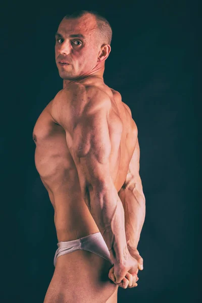 Bodybuilder posant dans différentes poses démontrant leur muscle — Photo